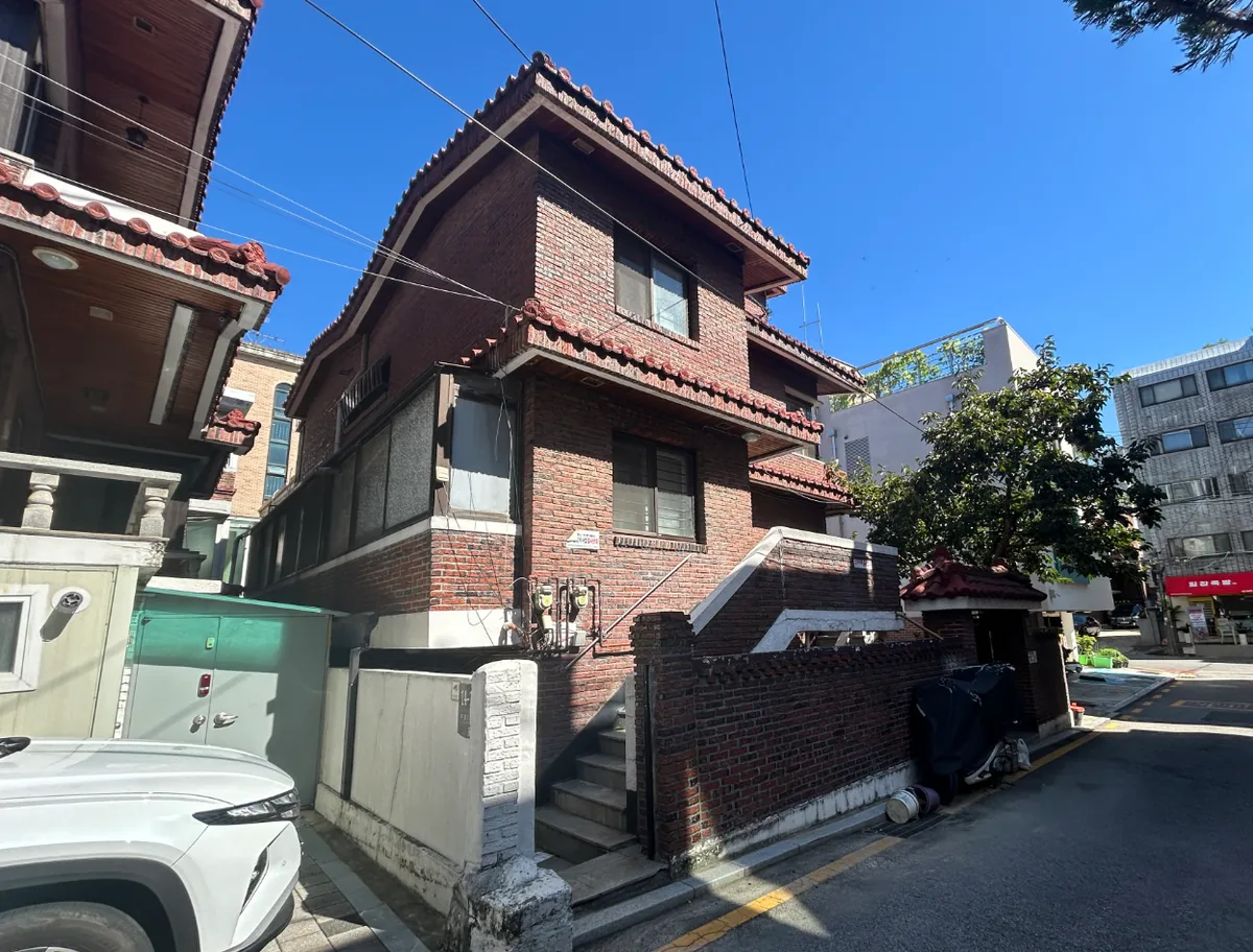 서초구 반포동 711-17 정면 – 붉은 벽돌 외벽의 지상 2층 연와조 단독주택
