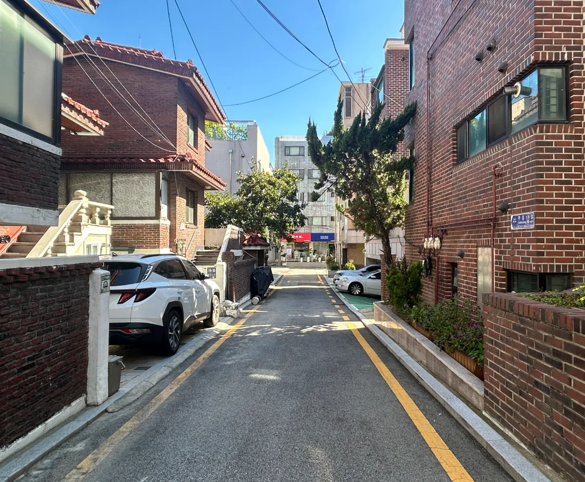 반포동 711-17 앞 거리 – 조용하고 정돈된 주흥13길 주거 골목