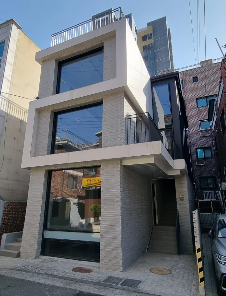 서초구 반포동 722-25 전경 – 밝은 벽돌과 통유리로 마감한 지상 3층 소형 통사옥