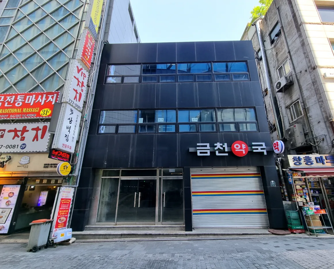 중구 북창동 136 전경 – 북창동 먹자골목 초입에 선 검은색 외장의 3층 건물