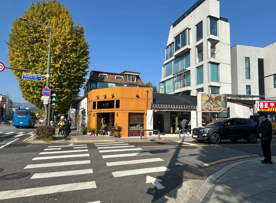 종로구 창성동 135 코너 전경 – 자하문로 25m 대로와 12m 도로가 만나는 코너의 단층 상가