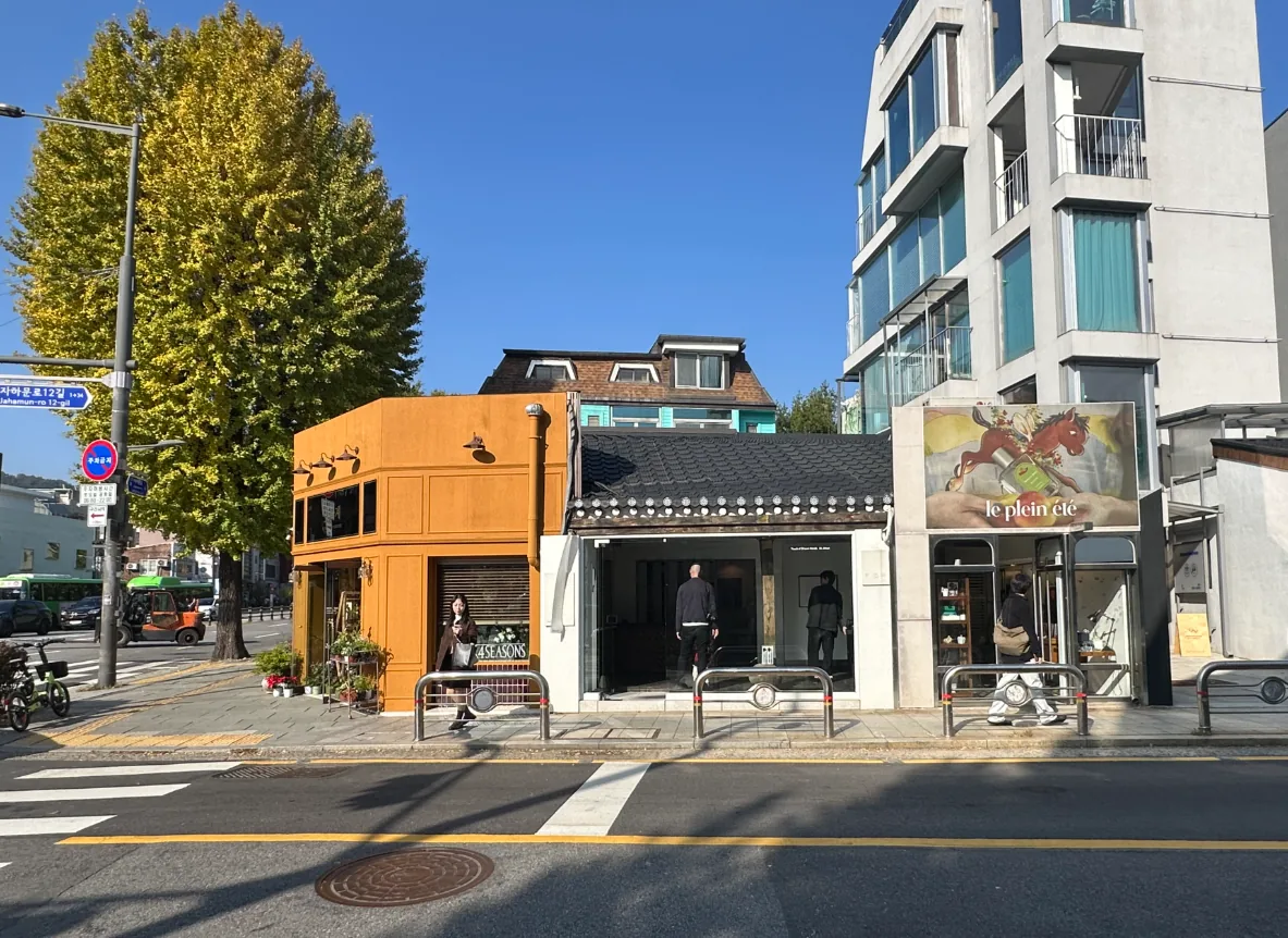 창성동 135 측면 – 낮은 처마가 이어지는 서촌 골목 쪽 외관
