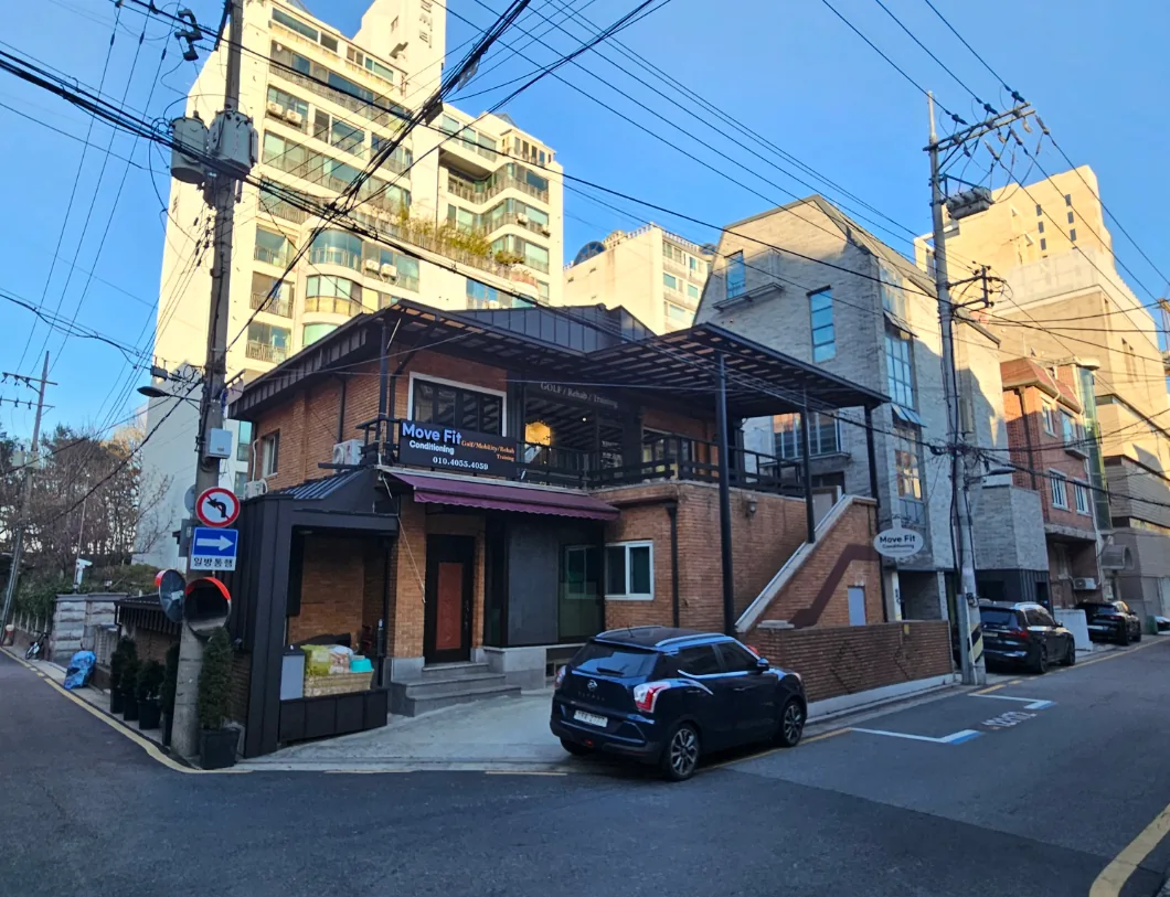 강남구 청담동 105-1 코너 전경 – 6m·6m 도로가 만나는 지점의 지상2층 적벽돌 건물