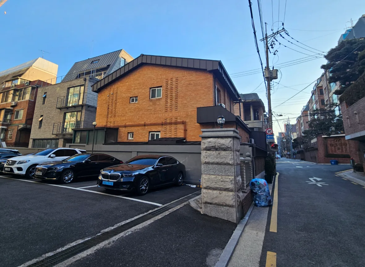 청담동 105-1 주변 – 고급 빌라와 신축 주택이 이어지는 청담동 주거 골목