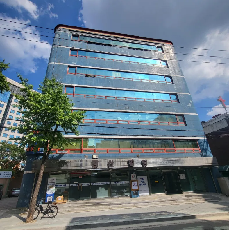 서대문구 충정로2가 40 대형 사옥 전경 – 12m 대로에 정면을 둔 지하2~지상7층 건물