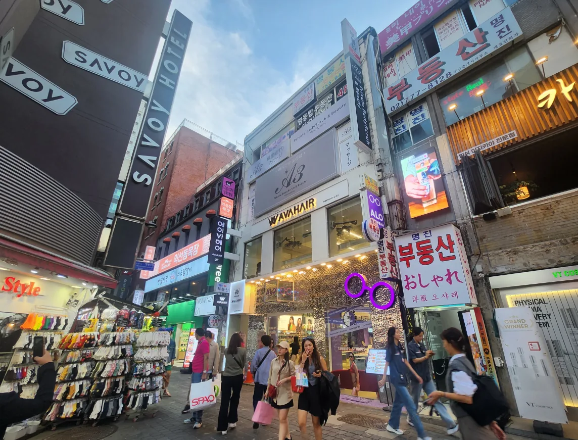 충무로1가 22-12 측면 – 상점 간판이 이어진 명동 뒷골목 상권