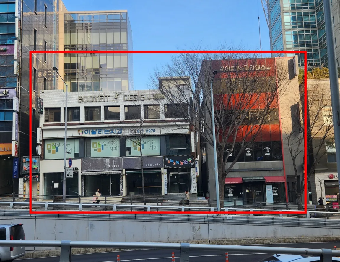 강남구 도곡동 957-13 대상 부지 – 남부순환로 40m 대로에 길게 접한 저층 건물 3개 필지