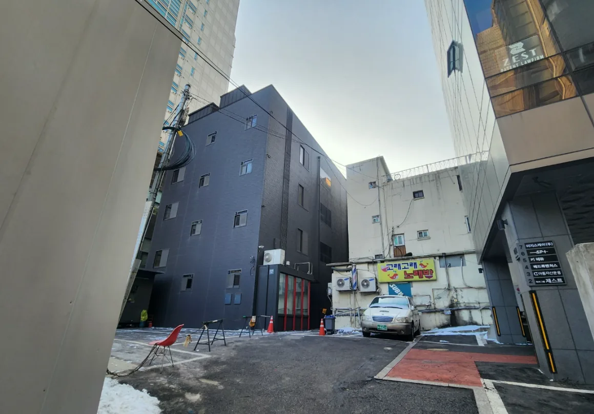 도곡동 957-13 부지 후면 – 명도가 끝나 비워진 뒷마당과 인접 건물