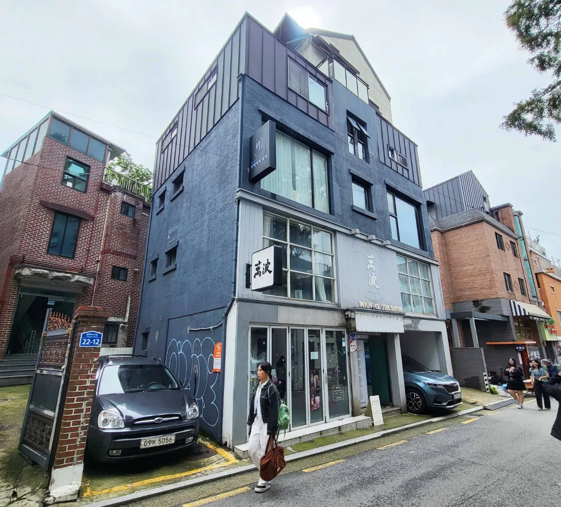 마포구 동교동 147-26 상가건물 전경 – 어두운 톤 외관의 지상 5층 건물