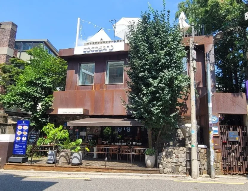 마포구 동교동 148-7 전경 – 담쟁이와 나무에 둘러싸인 저층 코르텐강 외관 건물