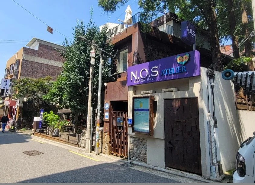 동교동 148-7 측면 – 건물 뒤편 마당과 계단으로 이어지는 공간