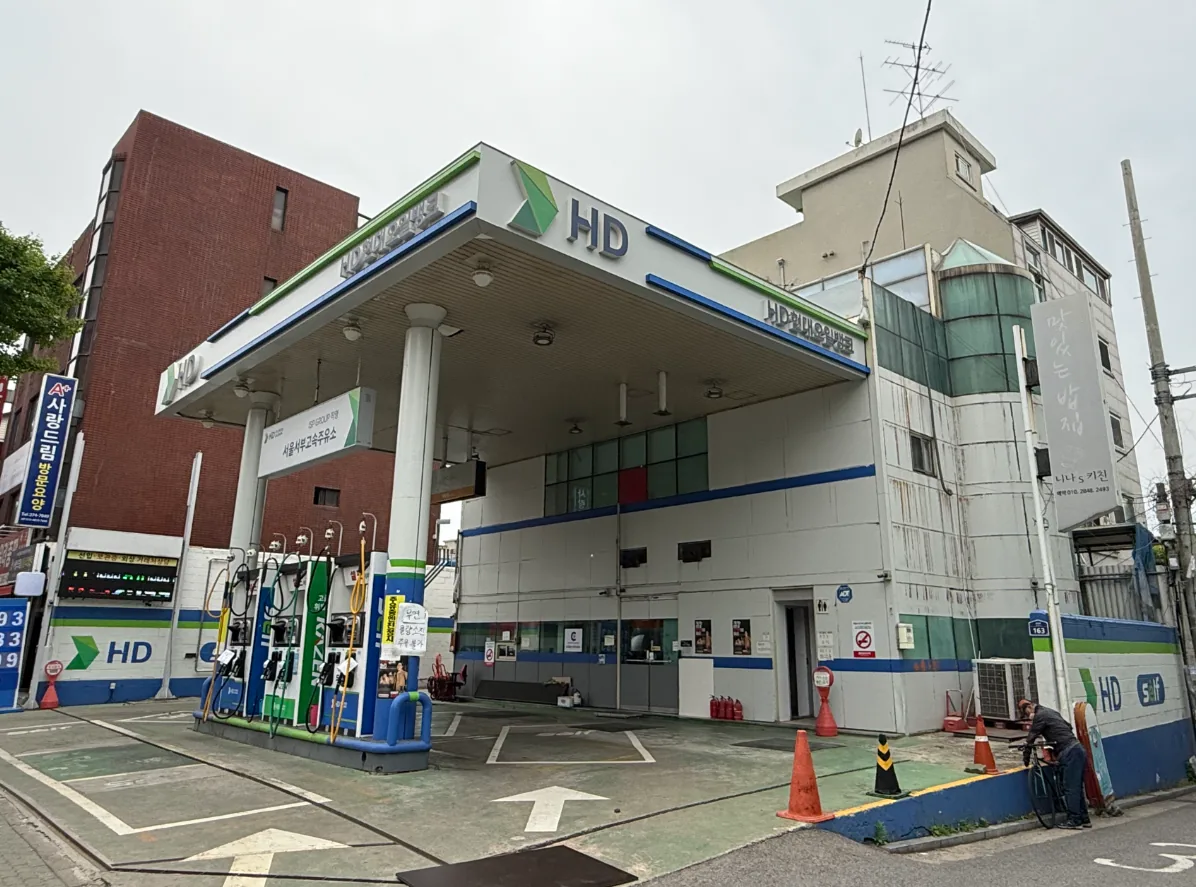 은평구 응암동 594-1 코너 전경 – 20m 대로와 이면도로가 만나는 코너의 2층 주유소 건물