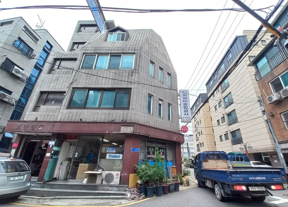 개포동 1196-7 코너 측면 – 6m 도로 두 개가 만나는 지점에 자리한 4층 올근생 건물