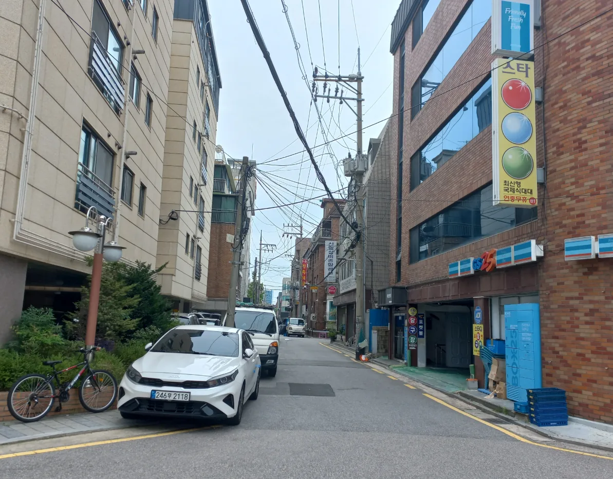 개포동 1196-7 주변 이면도로 – 다세대와 근생이 섞인 주택가 골목과 편의점