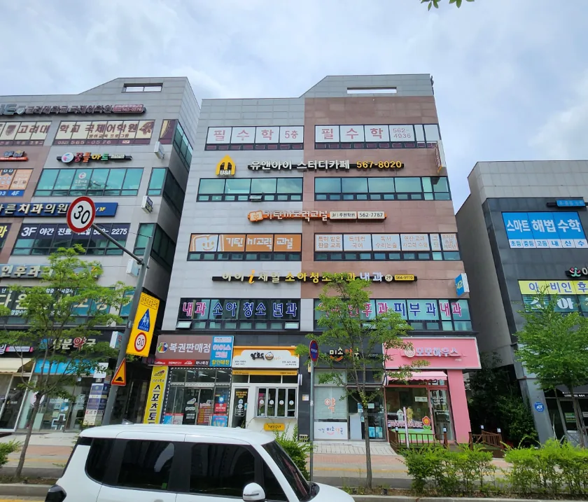 인천 서구 가정동 607-6 전경 – 1층 약국부터 5층 학원까지 간판이 채워진 지상 5층 상가건물