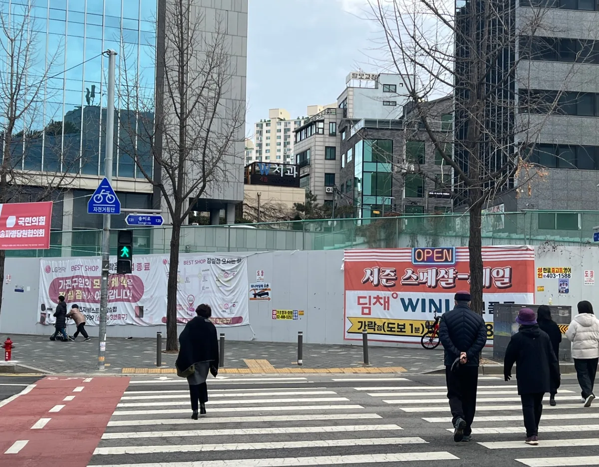 가락동 128-8 앞 횡단보도 – 경찰병원역 방향 보행 동선과 맞은편 공사 가림막