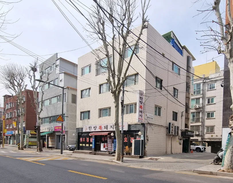 강동구 길동 104-14 건물 전경 – 10m 도로에 접한 지상 4층 건물과 1층 음식점
