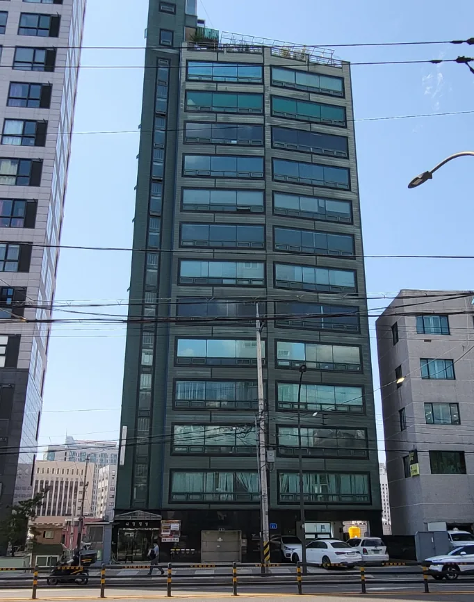 마포구 공덕동 115-62 코너 빌딩 전경 – 30m 대로에 접한 지하2~지상13층 유리 커튼월 건물