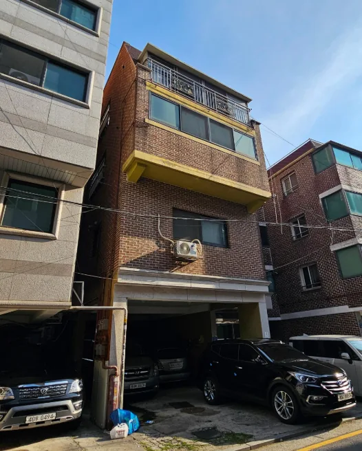공릉동 351-13 측면 – 이면 골목에서 본 4층 건물과 주차 진입부