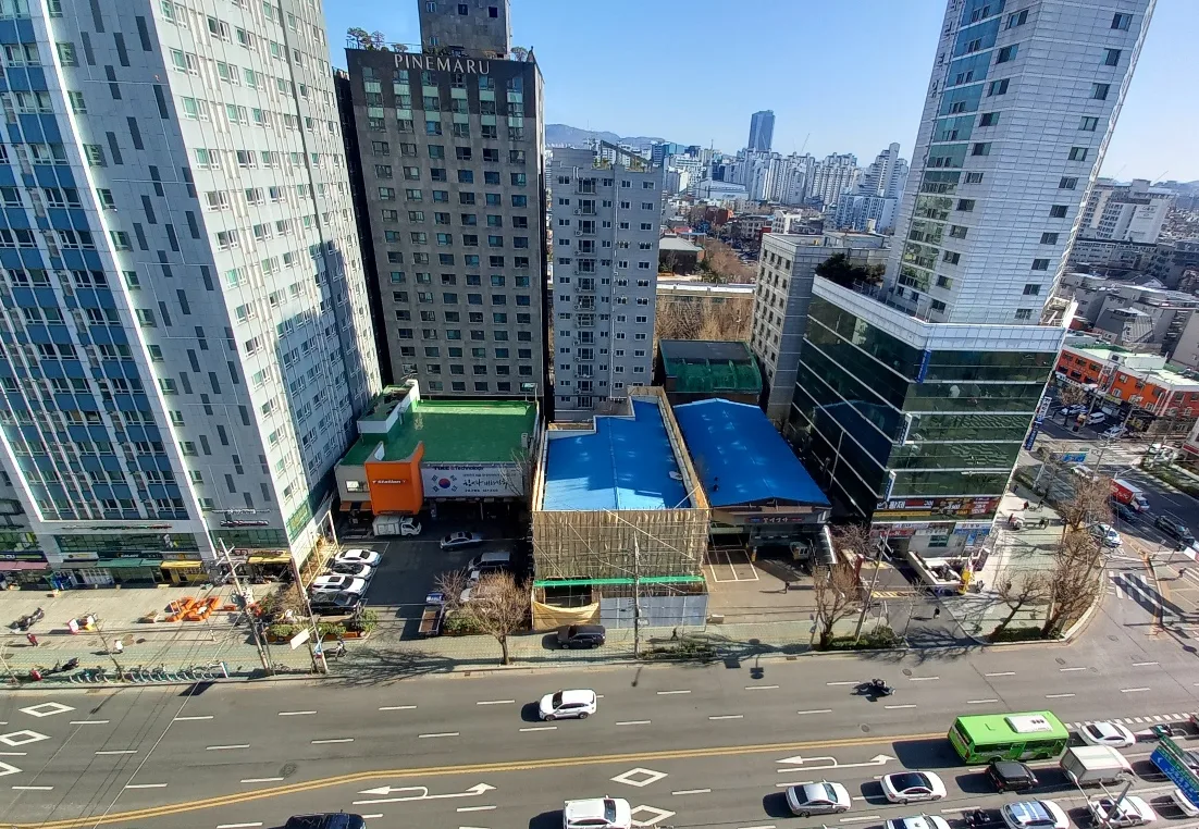 구로구 구로동 98-1 전경 – 가마산로 대로변에 선 2층 철골조 건물과 필로티 주차장