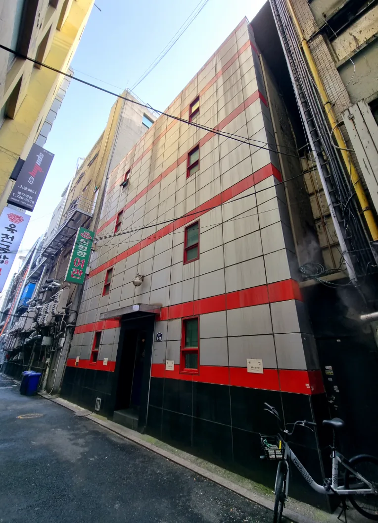 관철동 18-6 측면 – 좁은 골목에 면한 건물 외벽