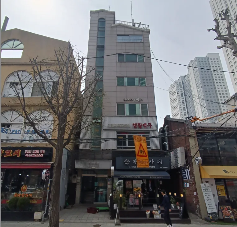 용산구 한강로1가 255 전경 – 30m 한강대로에 면한 지하1~지상6층 건물