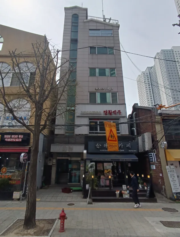 한강로1가 255 건물 측면 – 30m 한강대로 방향에서 본 외관