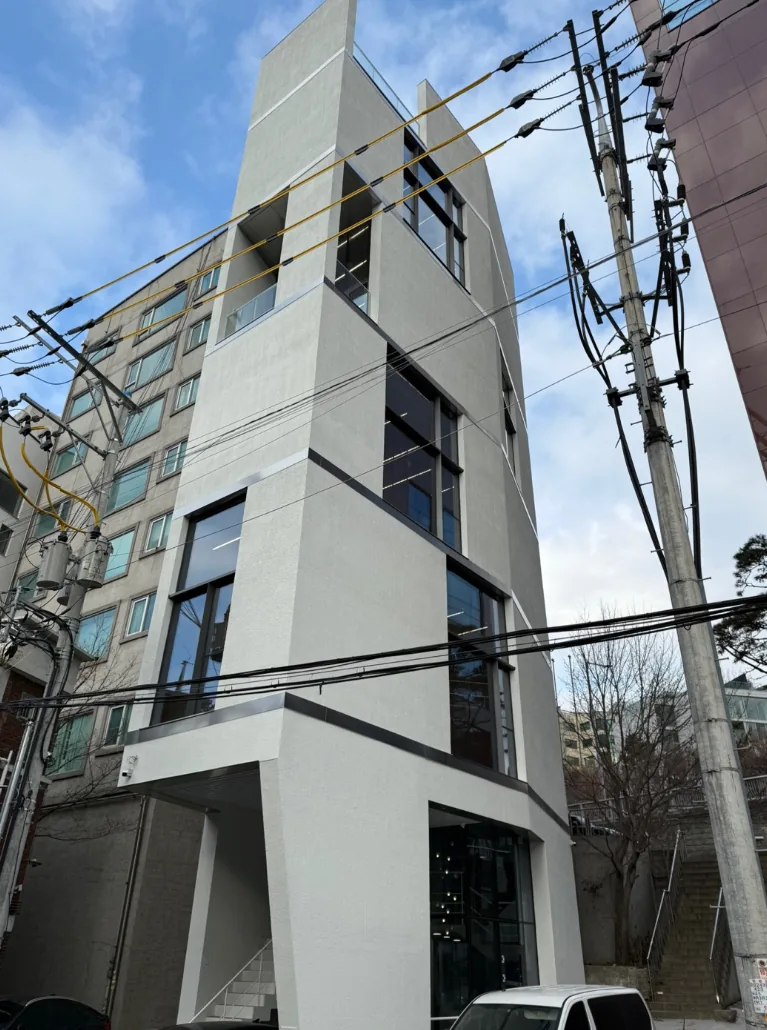 용산구 한남동 144 건물 전경 – 2024년 준공된 각진 매스의 지상5층 리테일 빌딩