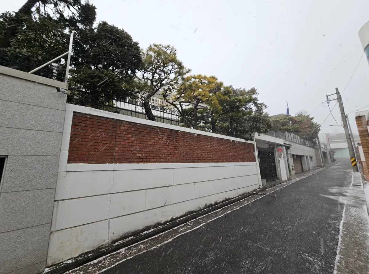 한남동 743-18 주변 골목 – 담장을 낀 조용한 전용주거지 이면도로