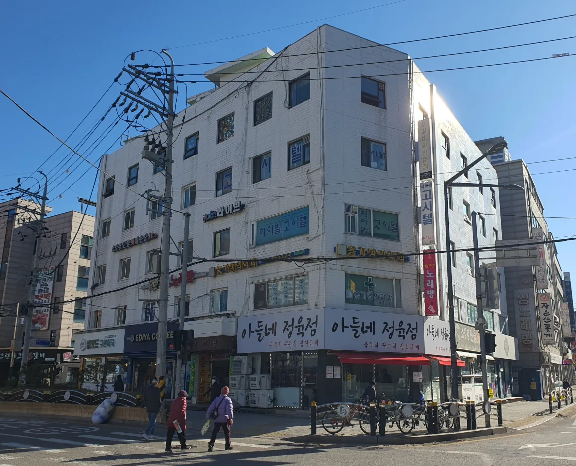 성북구 하월곡동 67-37 코너 전경 – 월곡역 사거리에 면한 지상5층 백색 상가건물과 1층 근생 점포