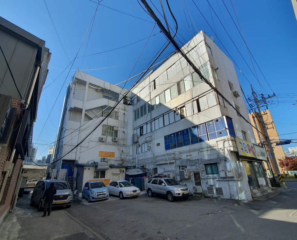 하월곡동 67-37 후면 – 건물 뒤편에 따로 마련된 자주식 주차 공간