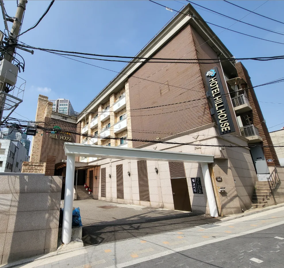 중구 회현동1가 133-1 코너 전경 – 차량 진입 캐노피를 갖춘 지상 4층 호텔 건물