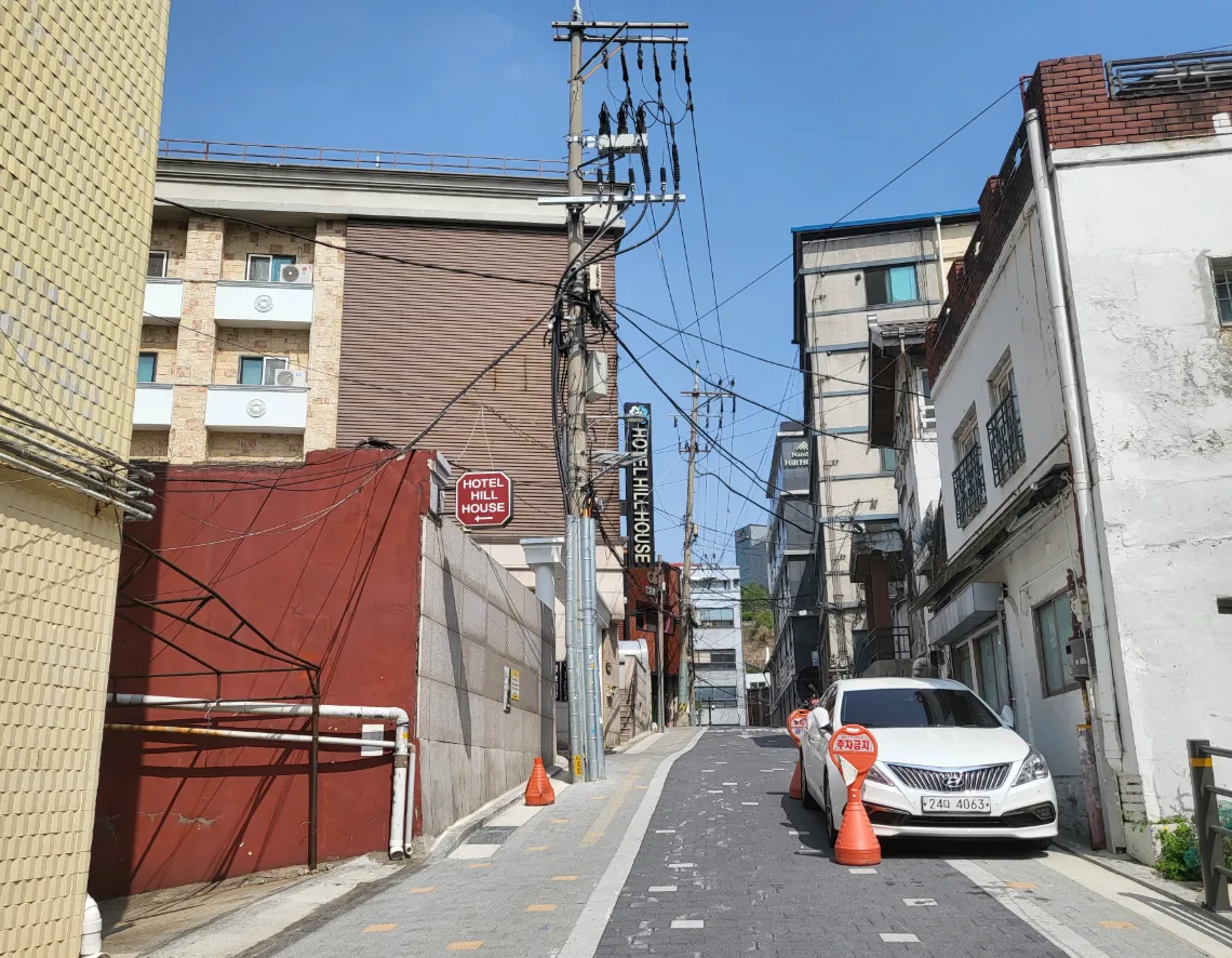회현동1가 133-1 인근 골목 – 호텔 측면과 남산 방면으로 이어지는 오르막길