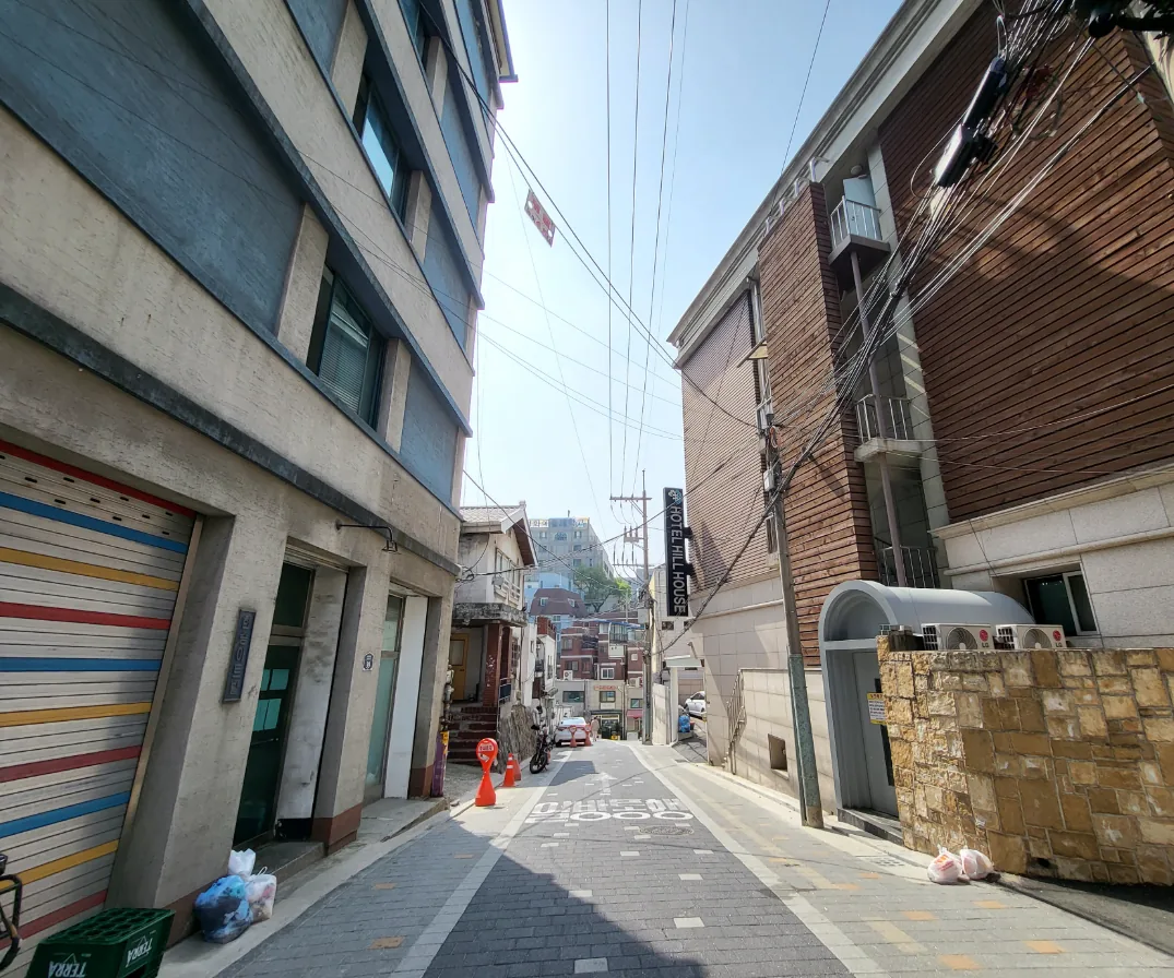 회현동1가 133-1 뒷골목 – 호텔 외벽을 따라 남산 방향으로 오르는 보행로