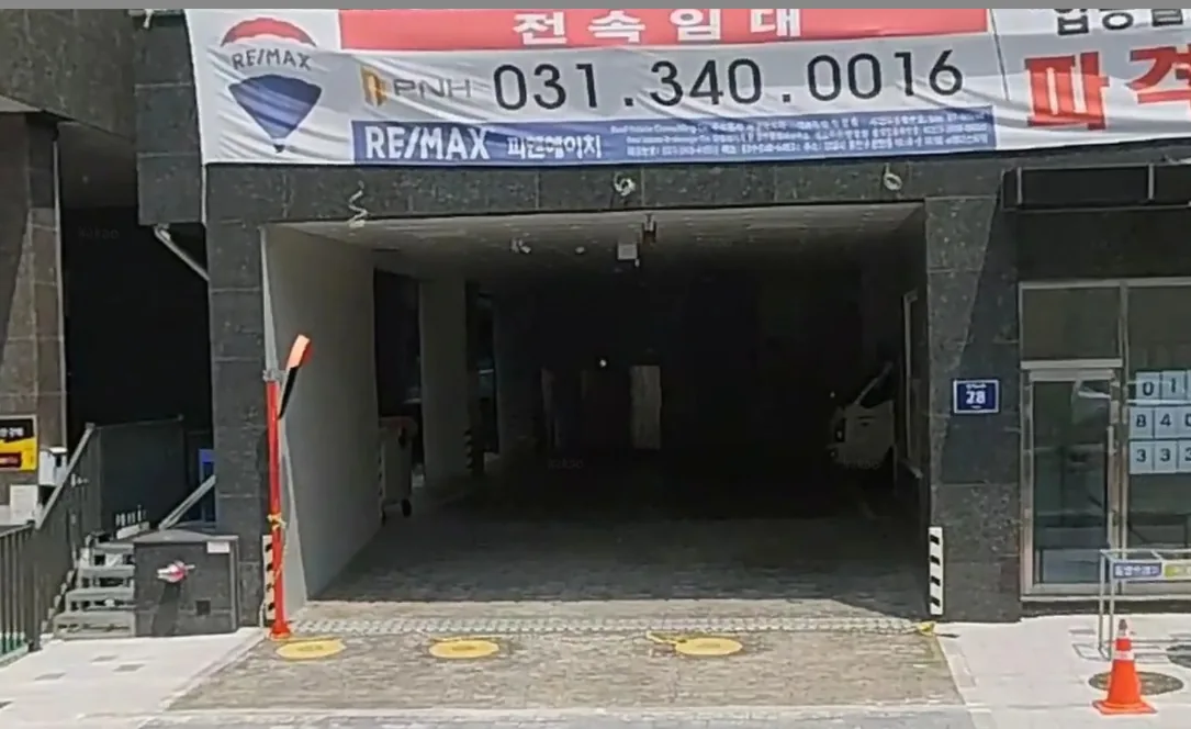 호계동 972-4 1층 주차장 – 필로티 구조로 비워 둔 자주식 주차 공간