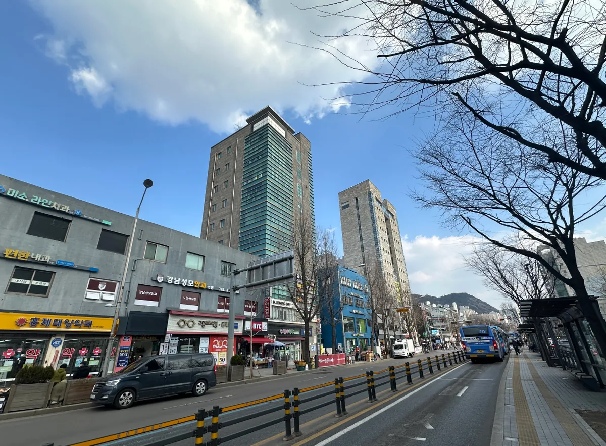 홍제동 253-7 앞 거리 – 통일로 대로변과 홍제역 출구가 맞닿은 상권
