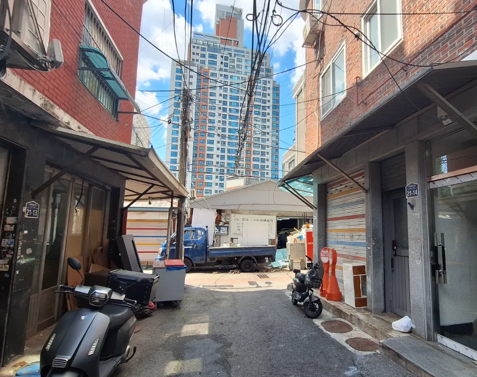 황학동 357 주변 – 골목 끝으로 보이는 신축 아파트