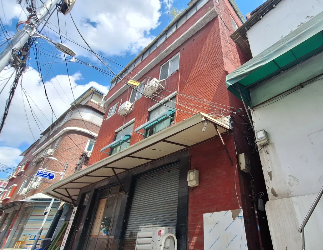 황학동 357 건물 측면 – 29평 대지에 5층까지 올린 구조
