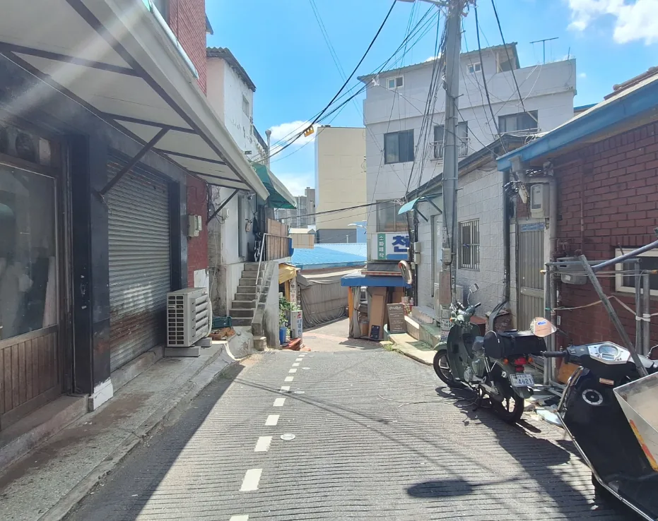 황학동 357 앞 골목 – 오래된 상가와 주택이 섞인 중앙시장 배후 거리