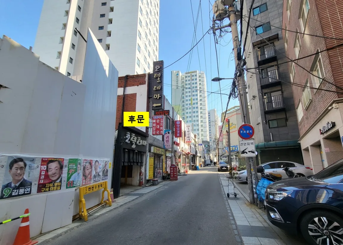 화양동 18-11 후문 쪽 골목 – 뒤편으로 고층 주상복합이 이어지는 모습