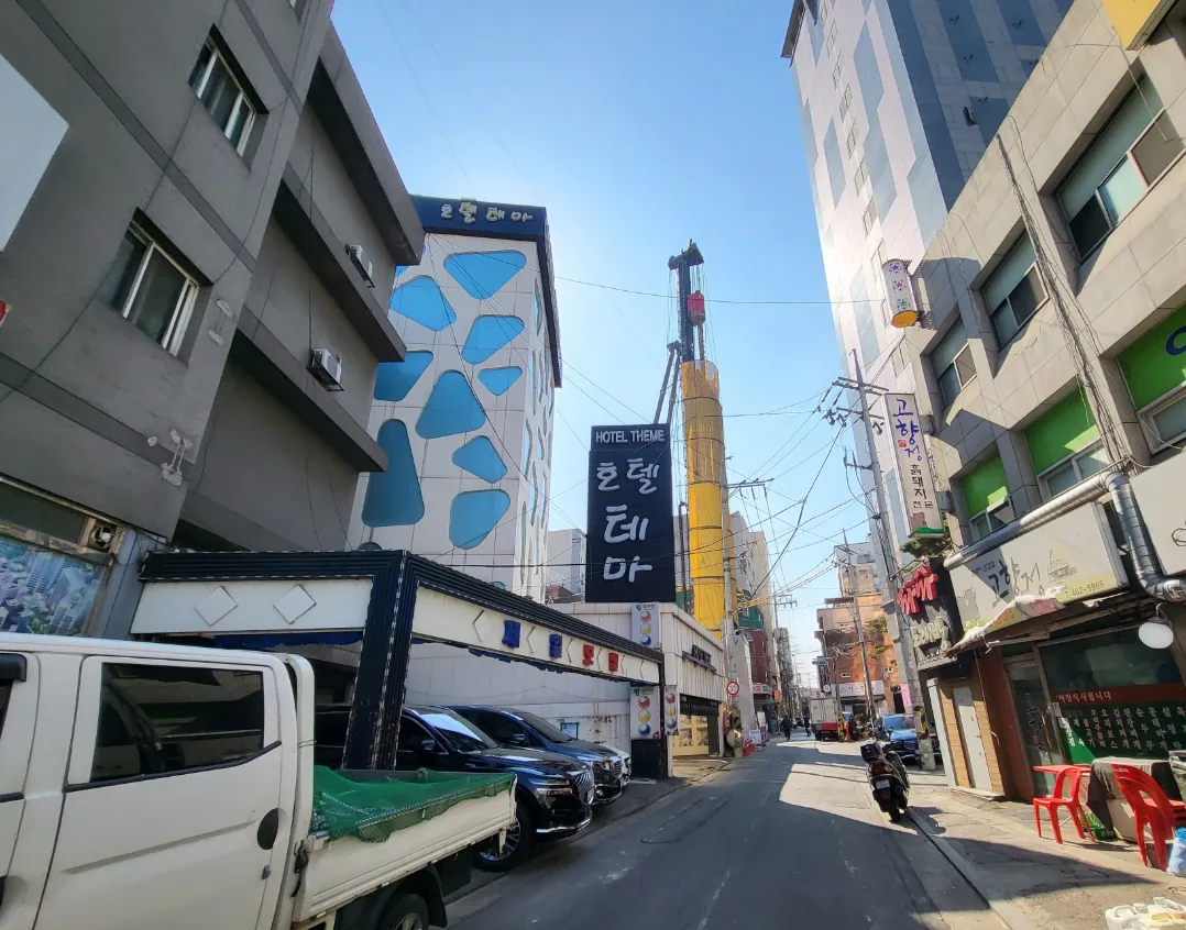 화양동 18-11 건물 앞 6m 이면도로 – 좌우로 상가와 고층 주거가 들어선 건대 배후 골목