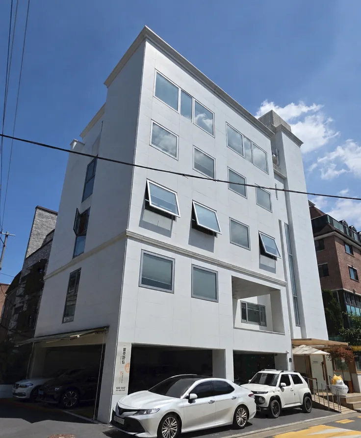 종로구 이화동 36-2 이화장길 코너 전경 – 흰색 마감의 지하2~지상5층 사옥