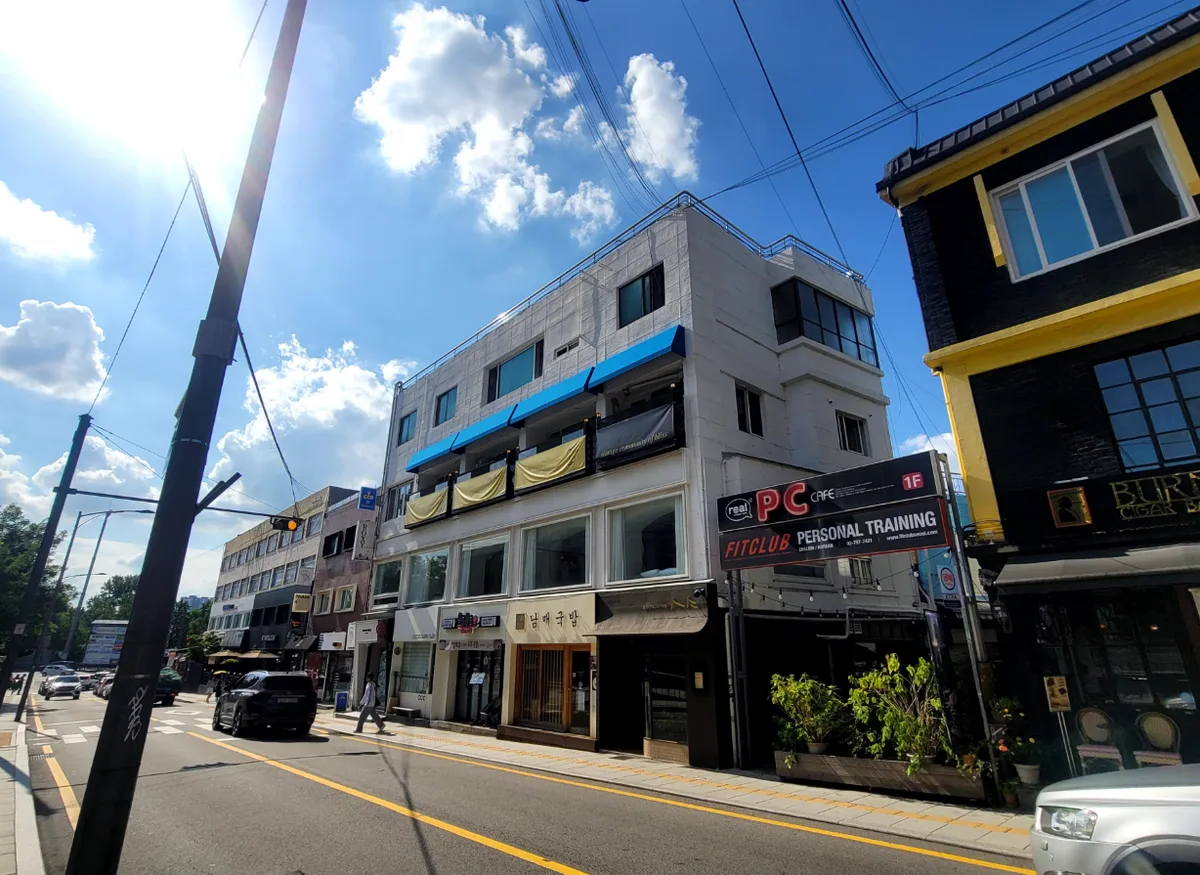 용산구 이태원동 662 코너 전경 – 경리단길 초입 12m 도로에 접한 지상 3층 상가건물