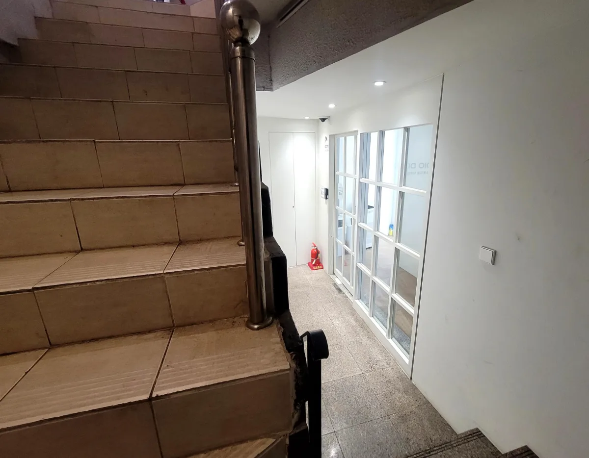 이태원동 662 내부 계단 – 승강기 없이 위층으로 이어지는 타일 계단실
