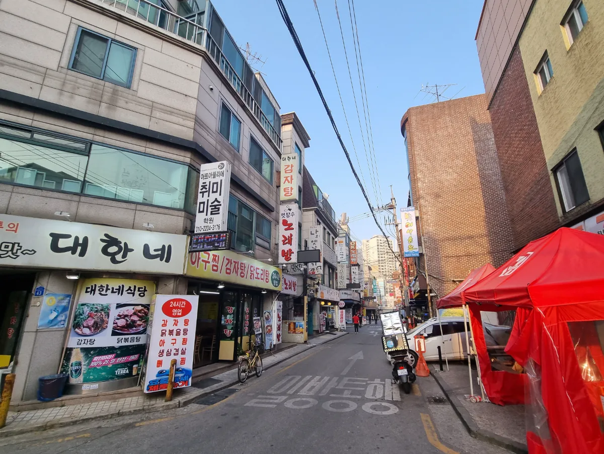 잠실동 206-3 앞 거리 – 새마을전통시장과 잠실새내역 사이 상가 골목