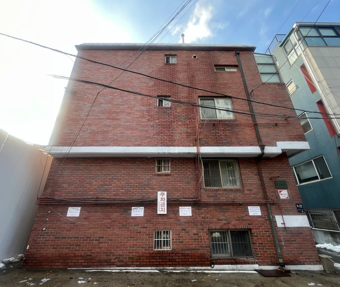 잠원동 29-26 정면 – 옆 건물과 맞닿아 창이 없는 벽돌 측벽