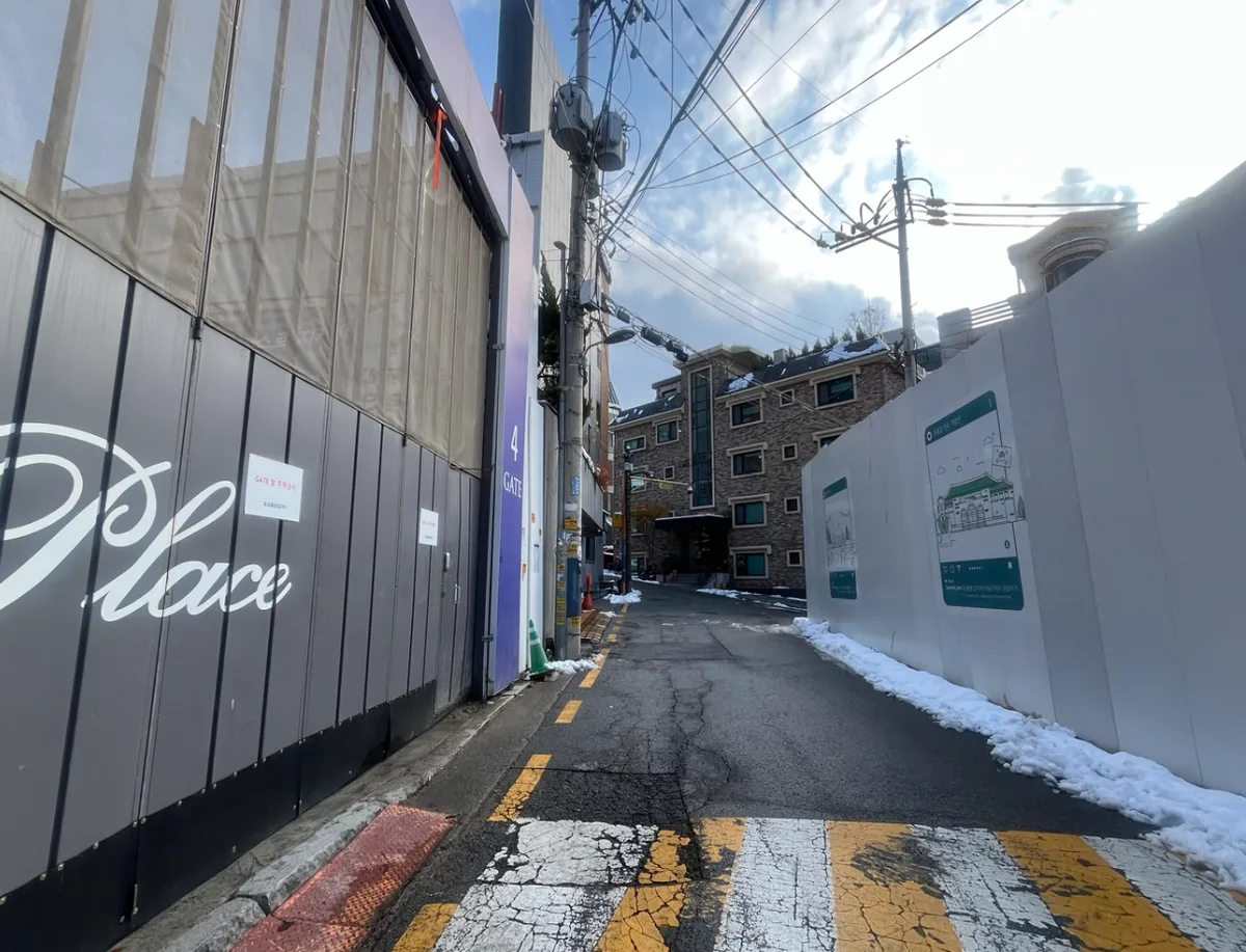 잠원동 29-26 앞 거리 – 양쪽으로 공사 가림막이 선 신축 진행 구간