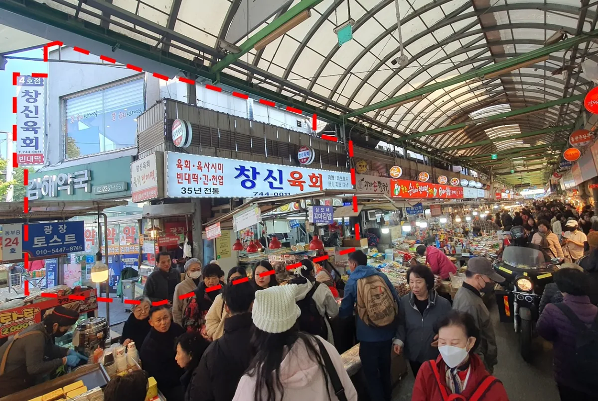 종로5가 138-8 매매 범위 표시 – 광장시장 통로에서 본 1·2층 임차 구성