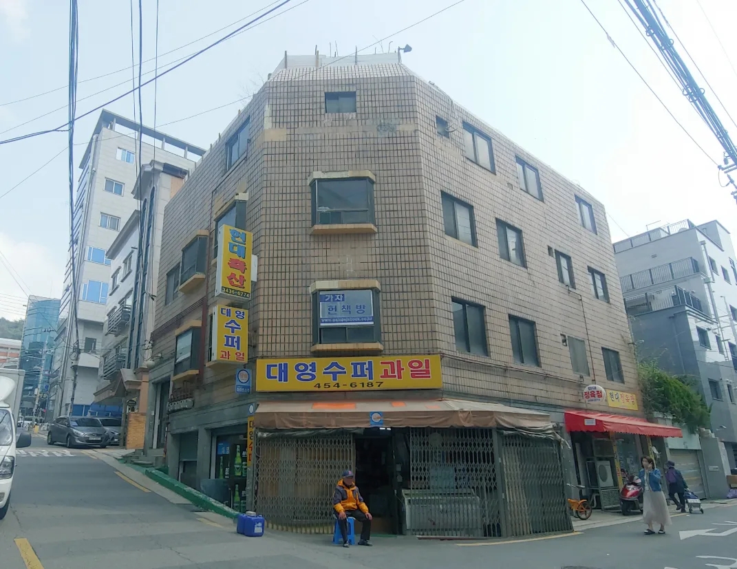 광진구 중곡동 24-1 코너 건물 전경 – 6m·6m 도로가 만나는 코너의 4층 타일 외관 건물