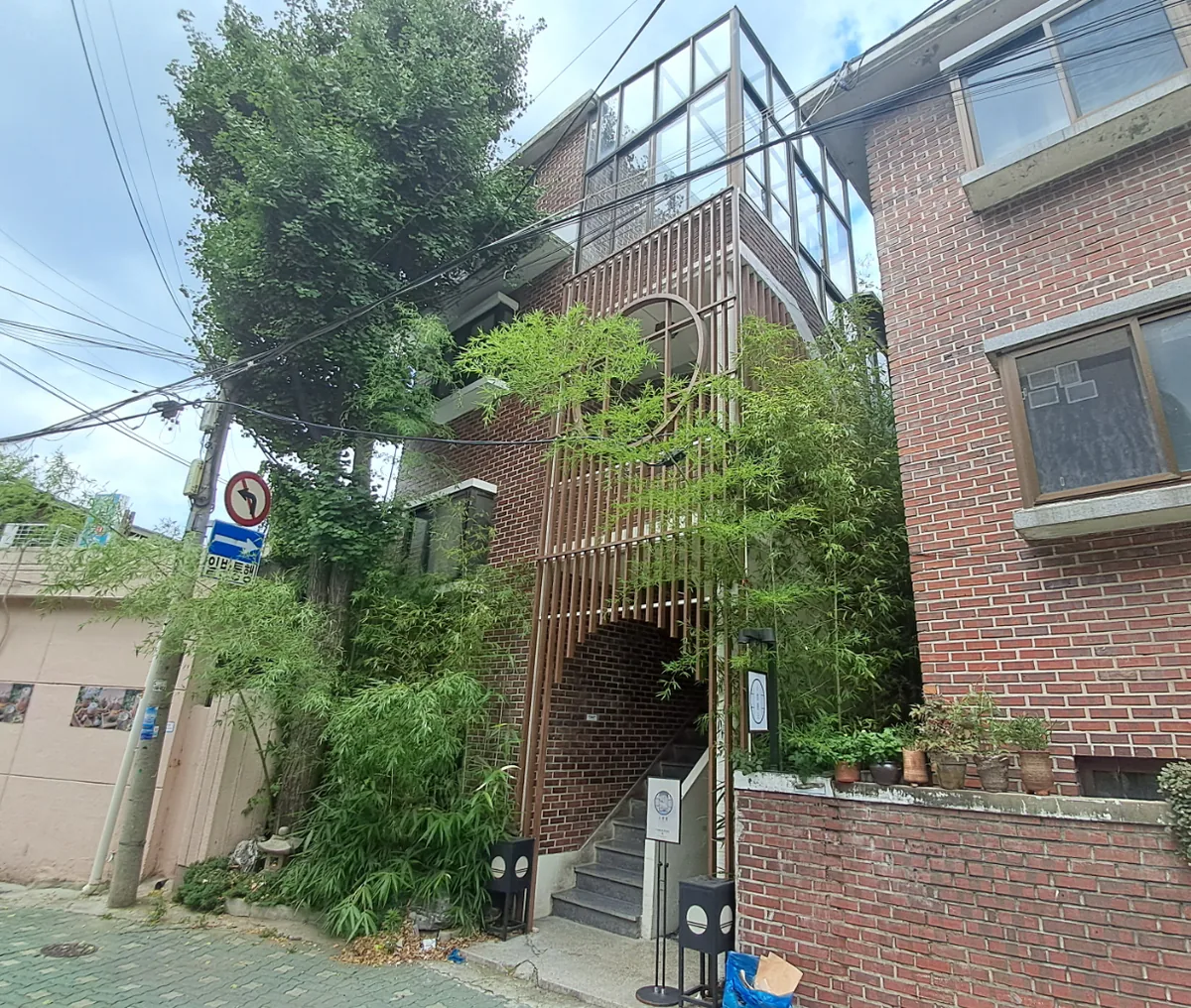 마포구 망원동 376-18 전경 – 붉은 벽돌 외벽에 대나무 조경을 두른 지상 3층 카페건물